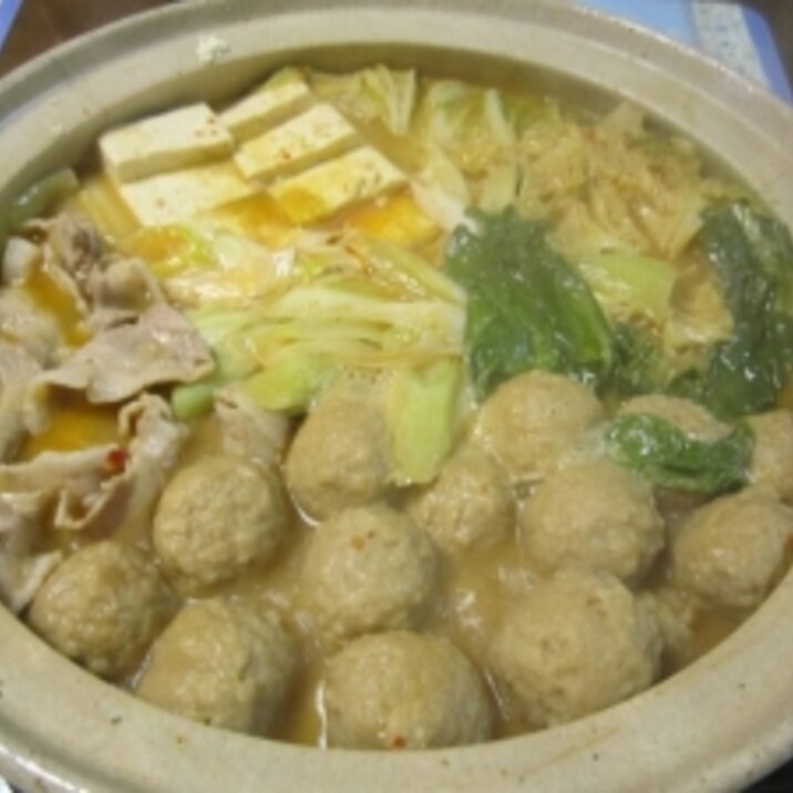 野菜たっぷり豚ばら肉と鶏団子の坦々胡麻鍋